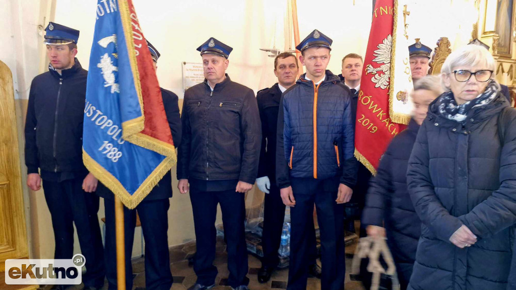 Tłumy żegnały księdza z Dąbrowic