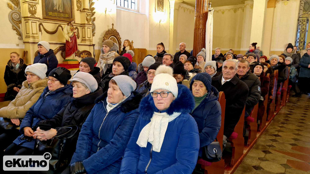 Tłumy żegnały księdza z Dąbrowic