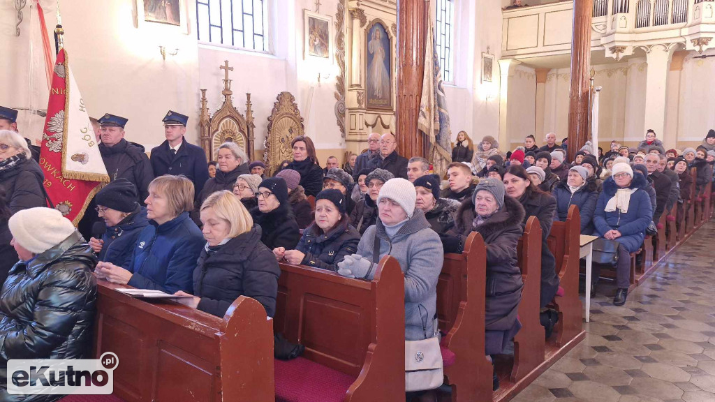 Tłumy żegnały księdza z Dąbrowic