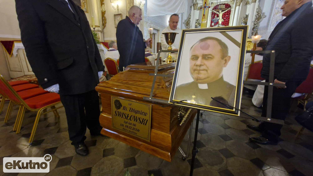 Tłumy żegnały księdza z Dąbrowic