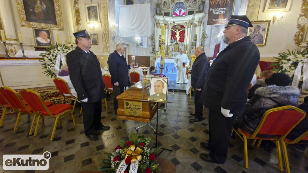 Tłumy żegnały księdza z Dąbrowic