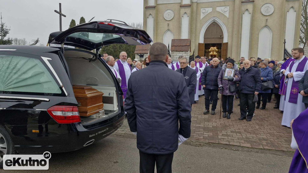 Tłumy żegnały księdza z Dąbrowic