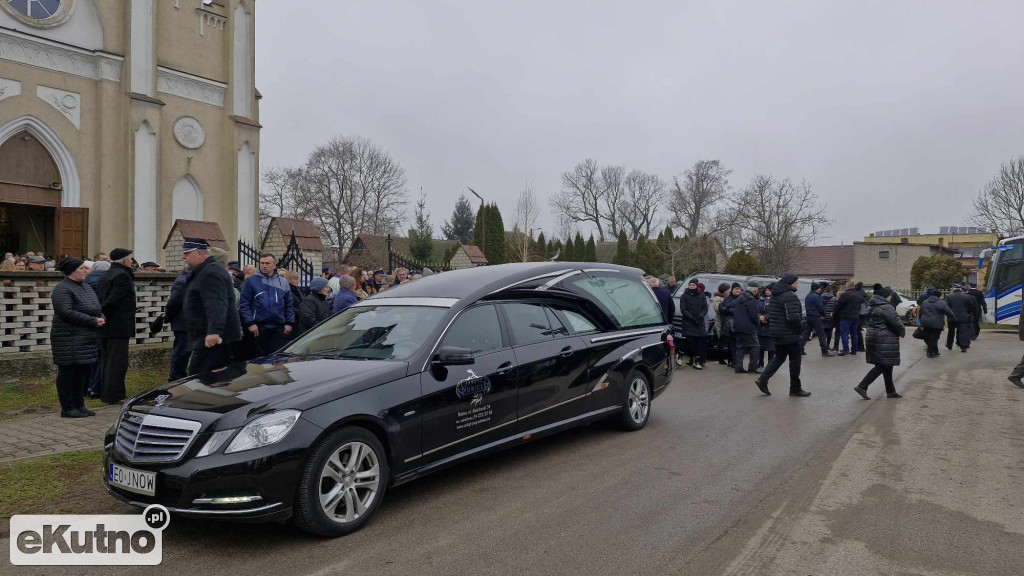 Tłumy żegnały księdza z Dąbrowic