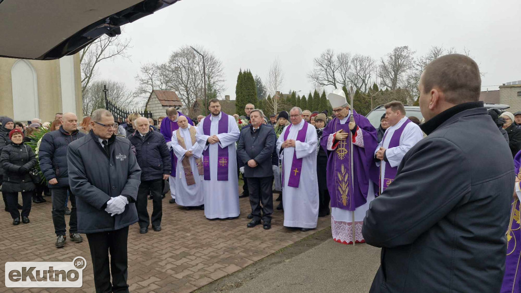 Tłumy żegnały księdza z Dąbrowic