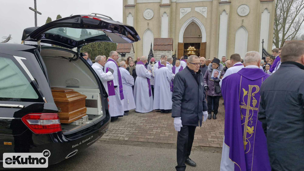 Tłumy żegnały księdza z Dąbrowic