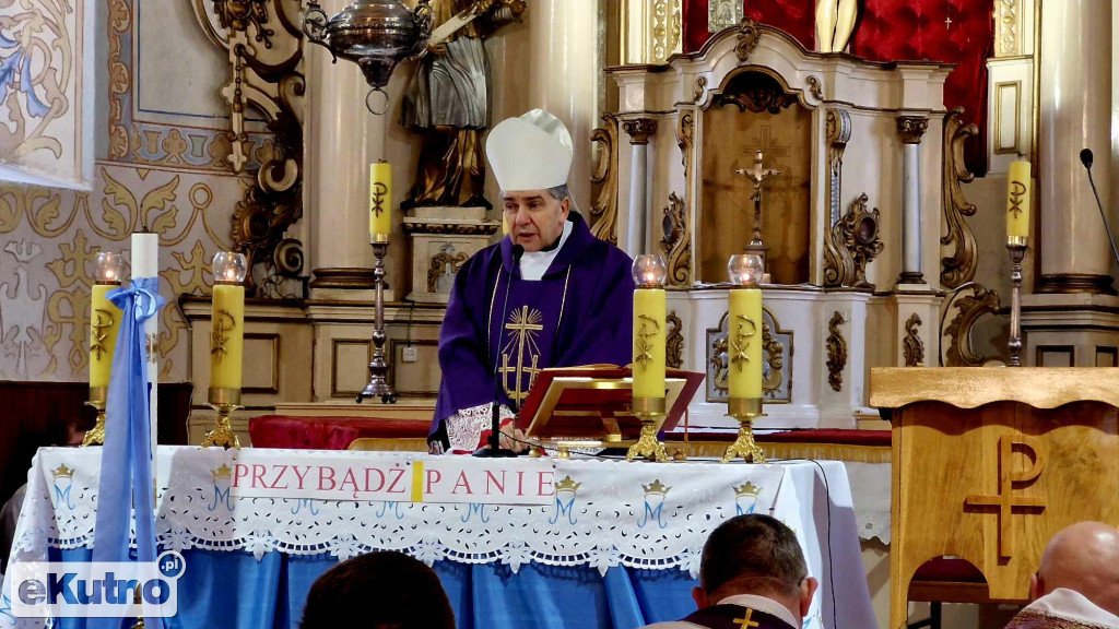 Tłumy żegnały księdza z Dąbrowic
