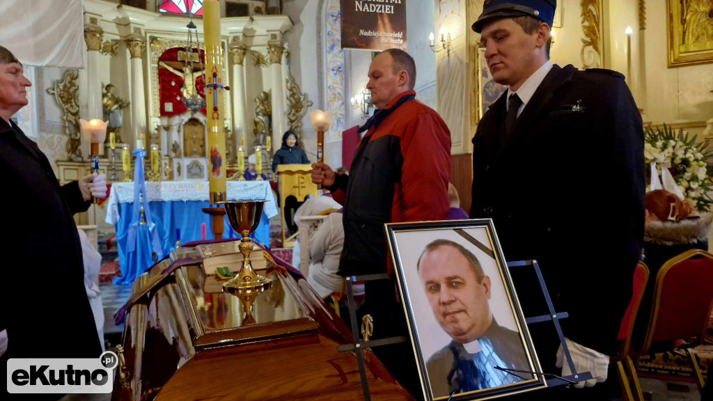 Tłumy żegnały księdza z Dąbrowic