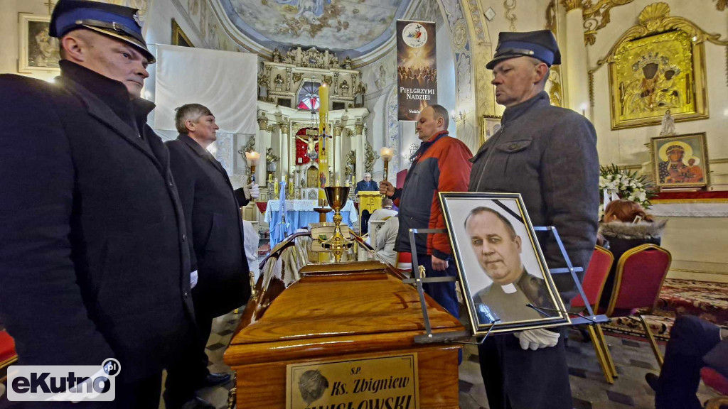 Tłumy żegnały księdza z Dąbrowic