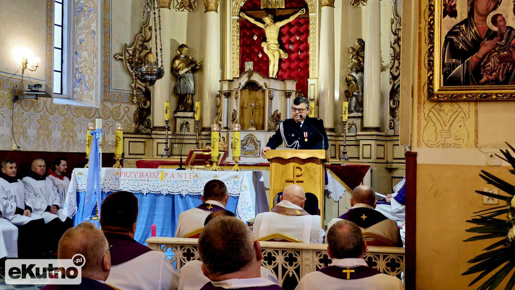 Tłumy żegnały księdza z Dąbrowic