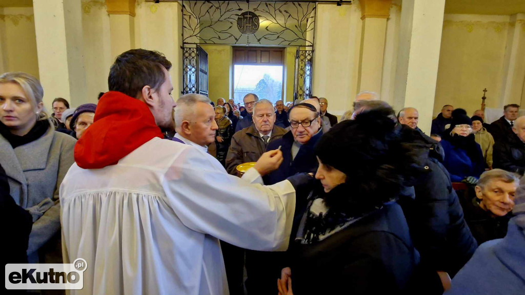 Tłumy żegnały księdza z Dąbrowic
