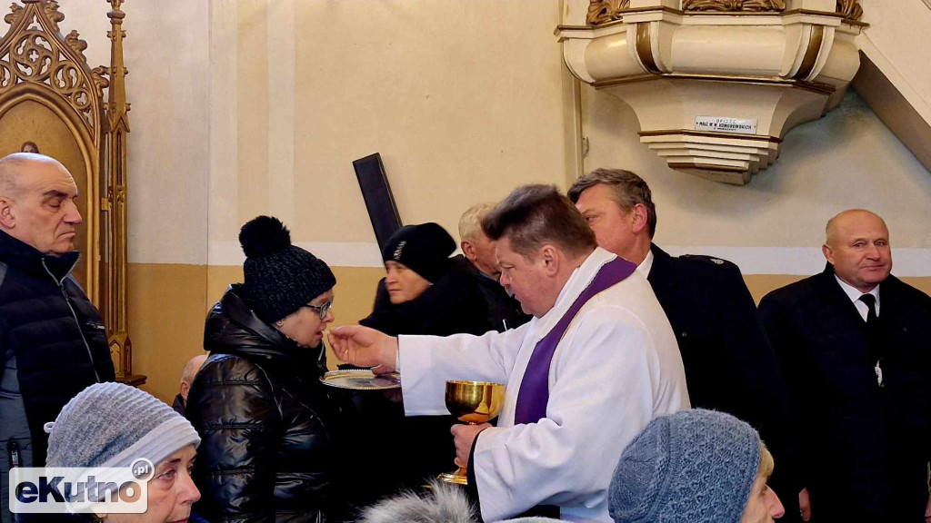 Tłumy żegnały księdza z Dąbrowic