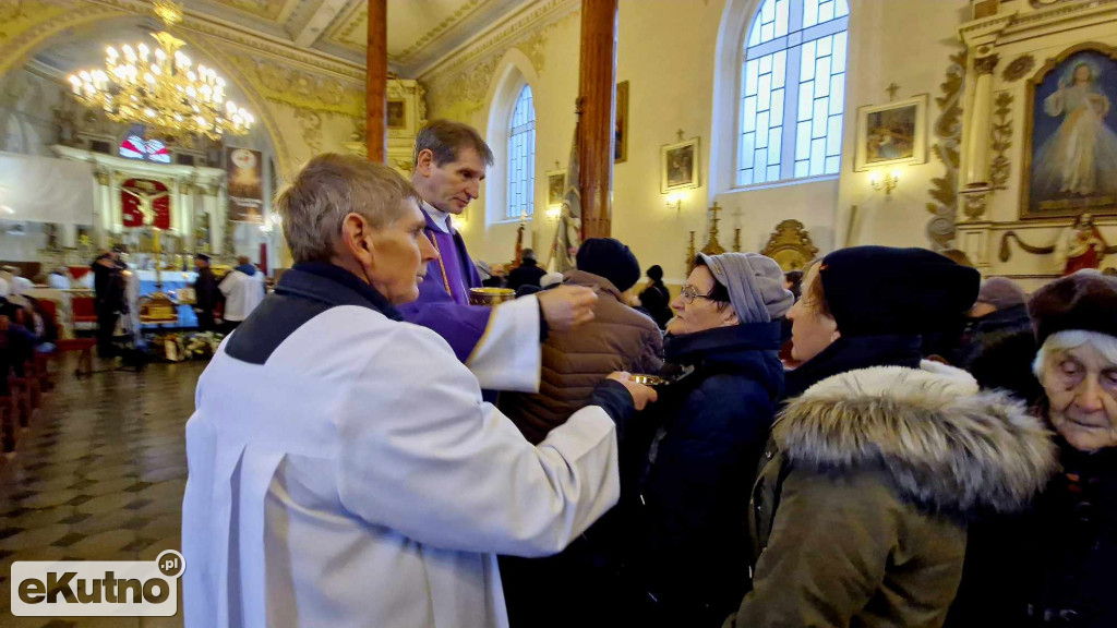 Tłumy żegnały księdza z Dąbrowic