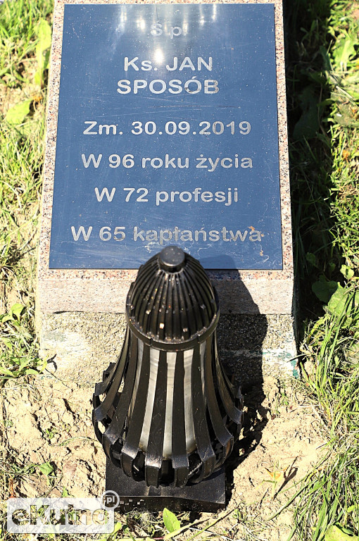 Chwile wspomnień przy grobie ks. Jana Sposoba
