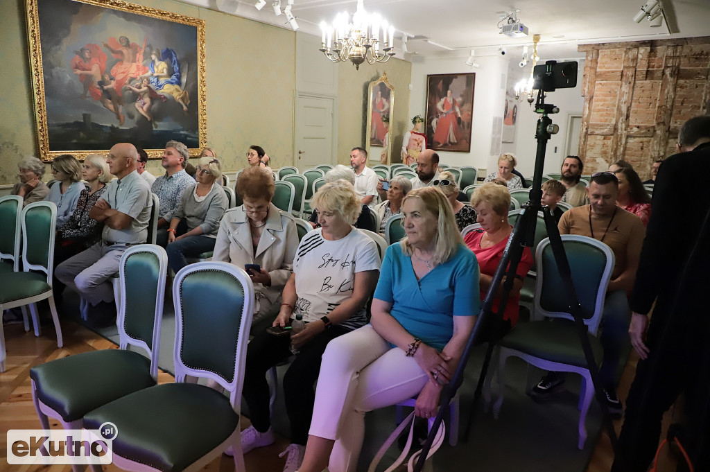 Deszczowe przedpołudnie na Święcie Róży