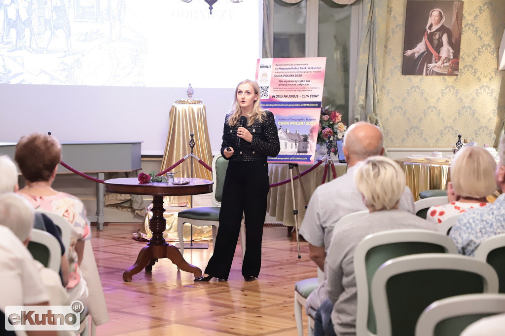 Deszczowe przedpołudnie na Święcie Róży