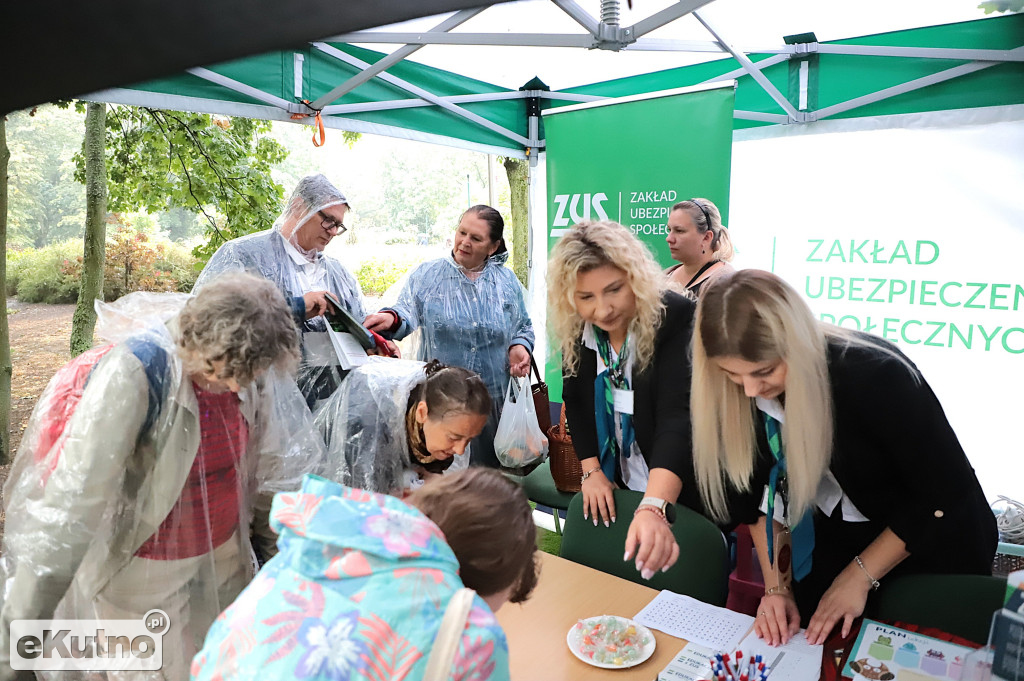 Deszczowe przedpołudnie na Święcie Róży