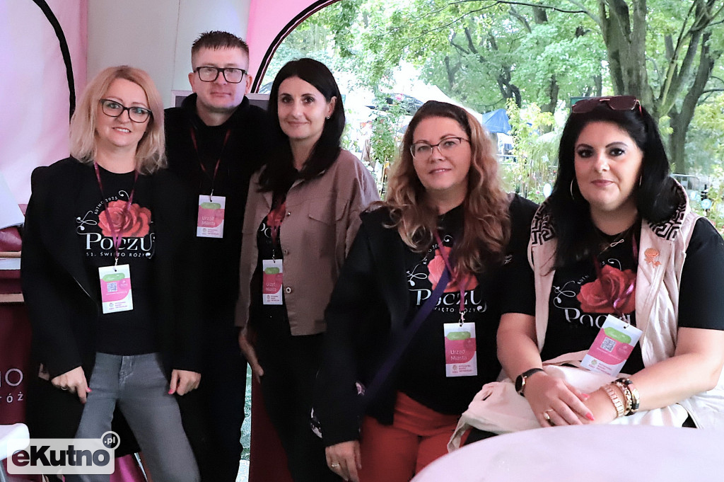 Deszczowe przedpołudnie na Święcie Róży