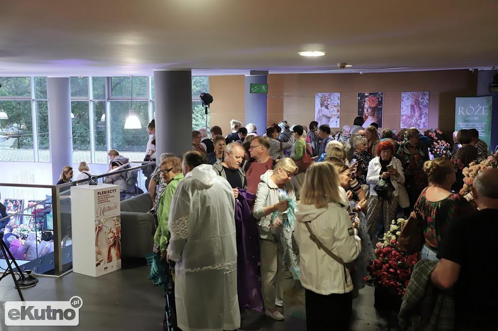 Deszczowe przedpołudnie na Święcie Róży