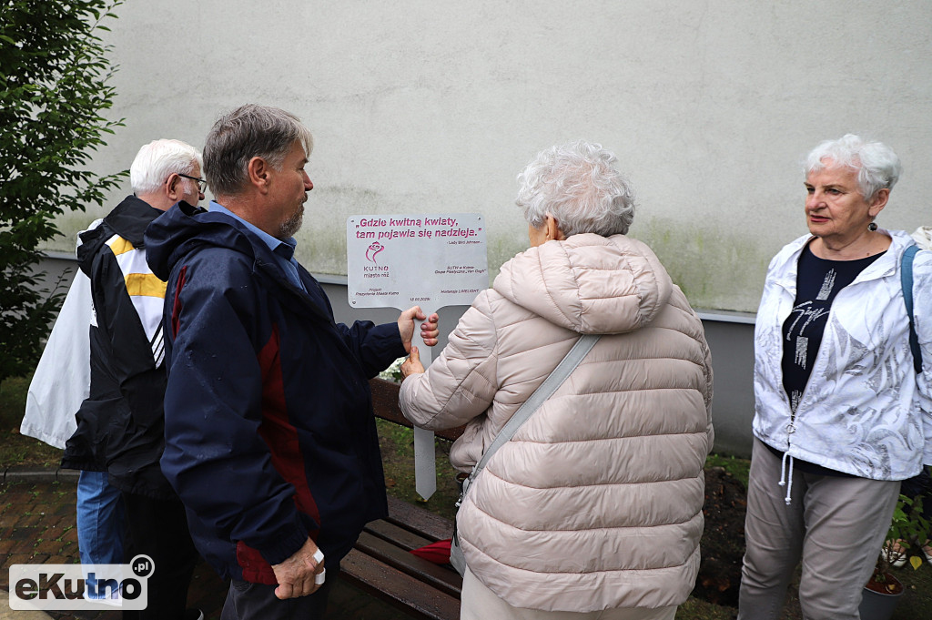 Sadzili hortensje przy Willi dr. A. Troczewskiego