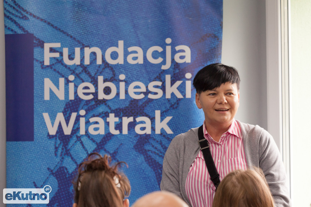  Pod skrzydłami niebieskiego wiatraka