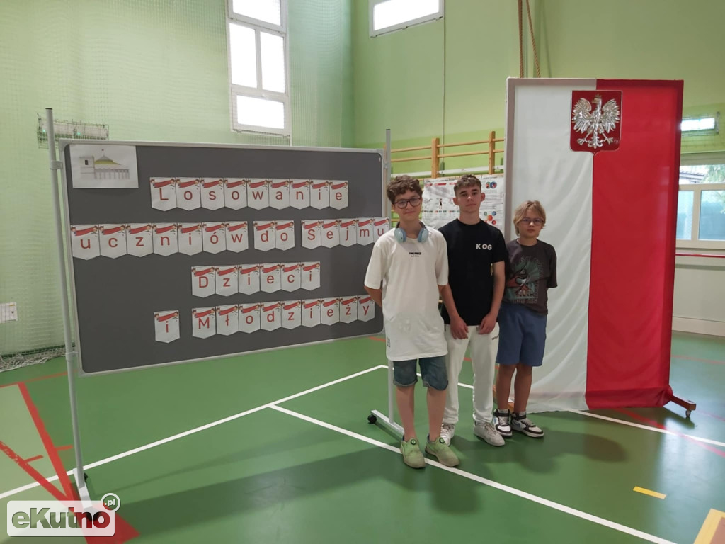 Uczniowie Czwórki w Sejmie Dzieci i Młodzieży