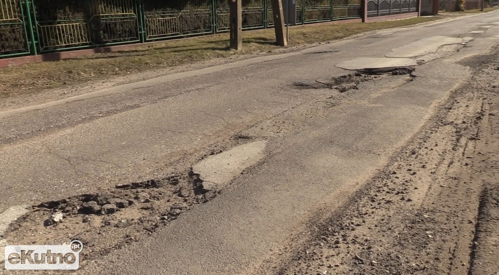 Kratery na drogach powiatowych