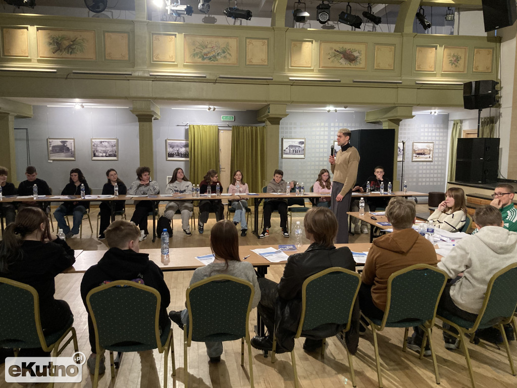 Strefa Młodych: Gra symulacyjna