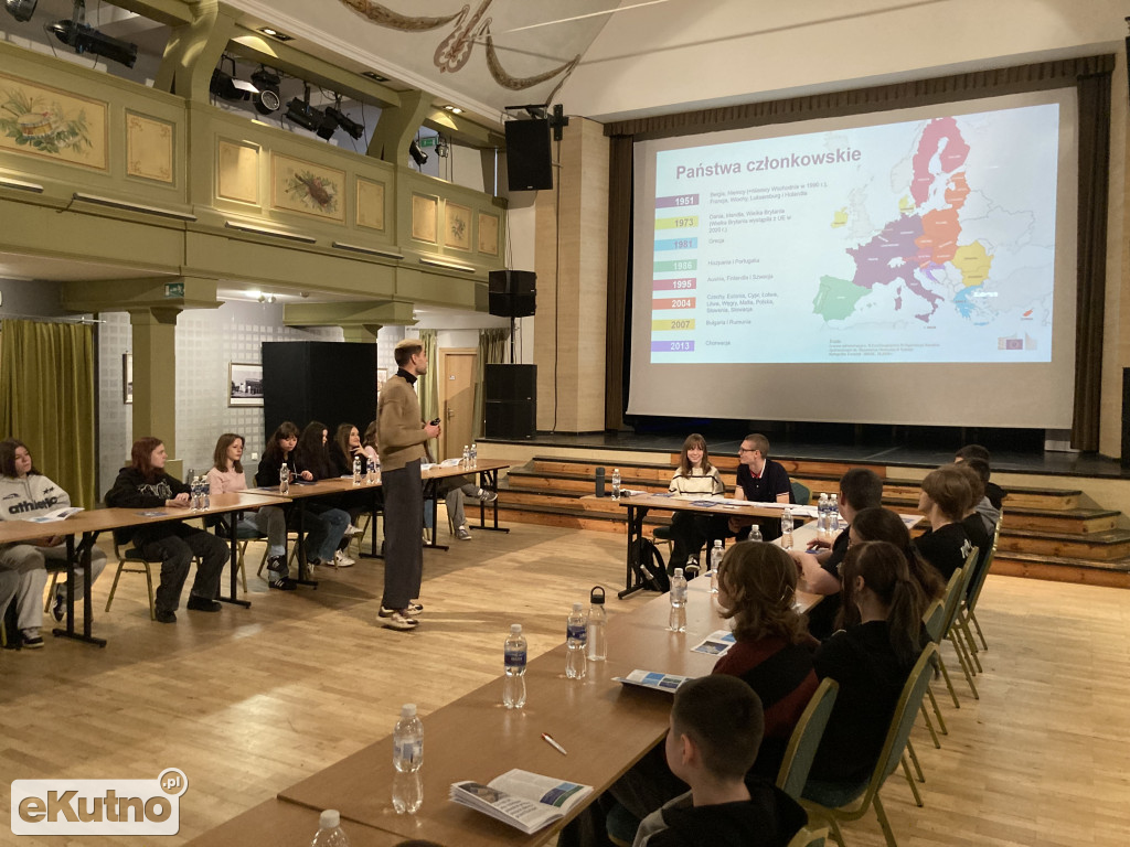 Strefa Młodych: Gra symulacyjna