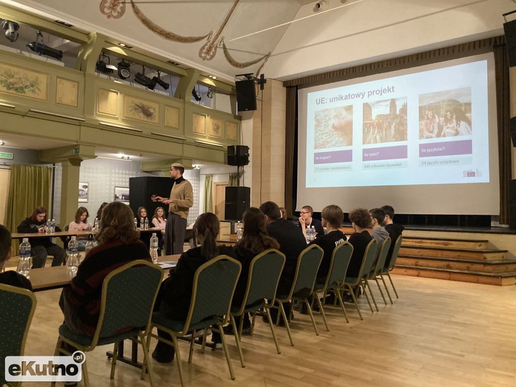 Strefa Młodych: Gra symulacyjna