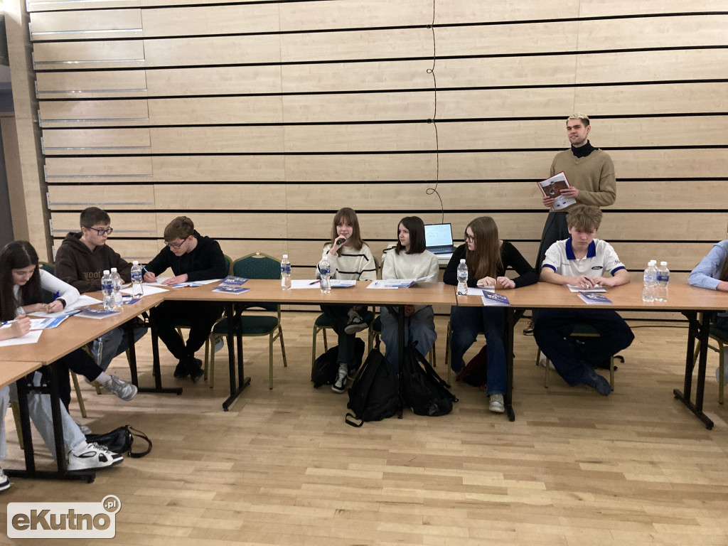 Strefa Młodych: Gra symulacyjna