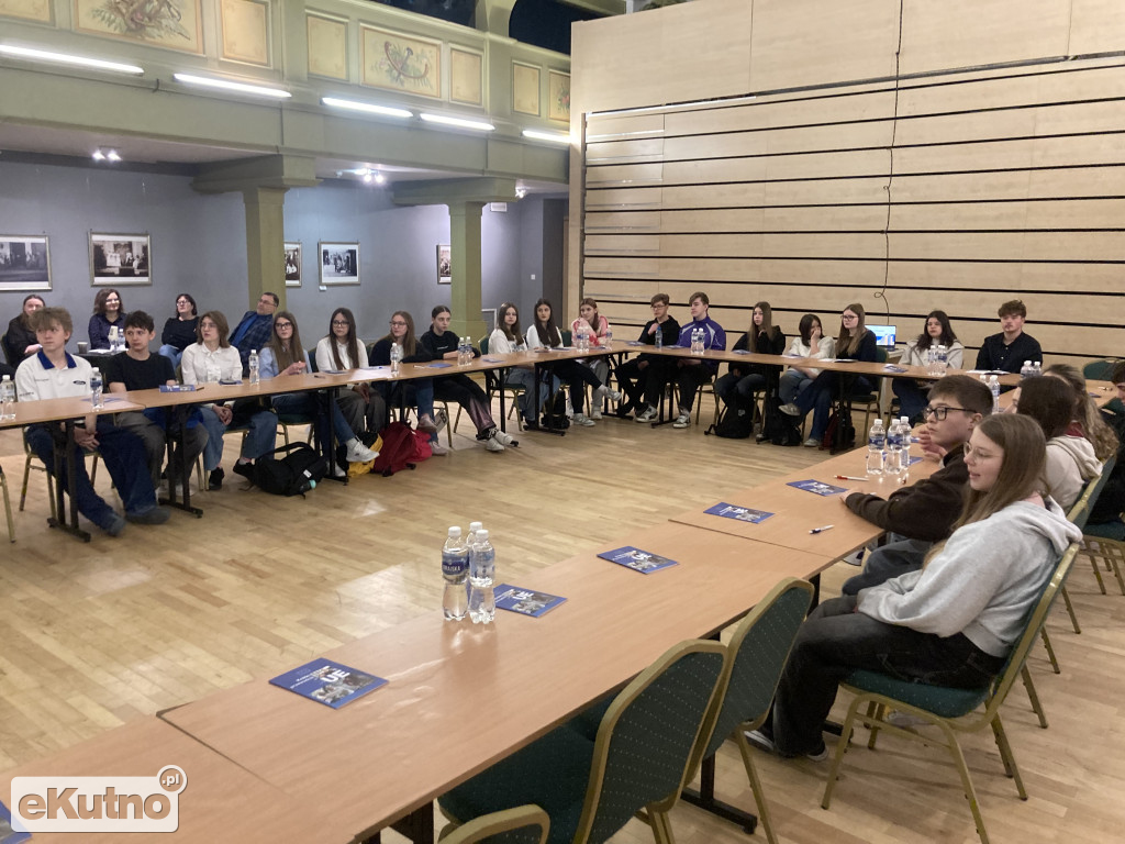 Strefa Młodych: Gra symulacyjna