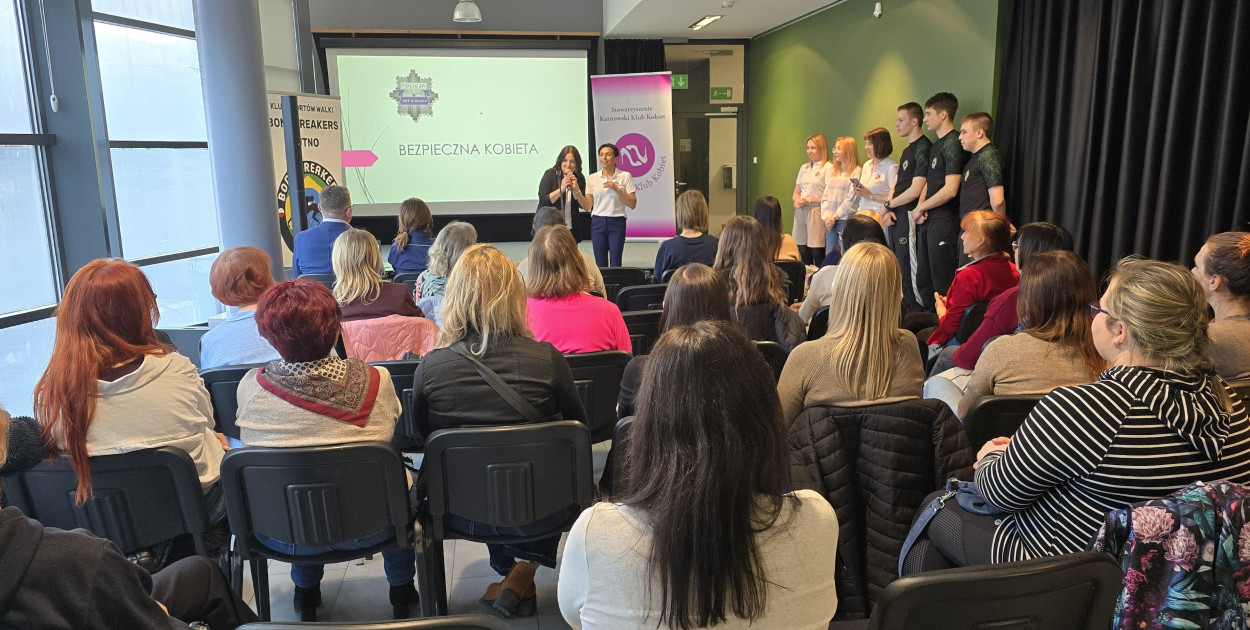 Dwuwymiarowe Bezpieczeństwo Kobiet