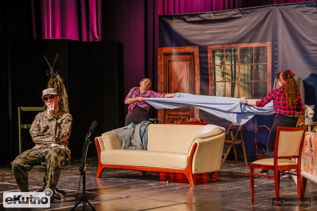 Premiera Damy czy huzary