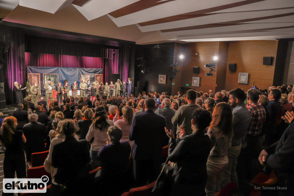 Premiera Damy czy huzary