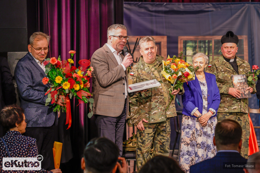 Premiera Damy czy huzary