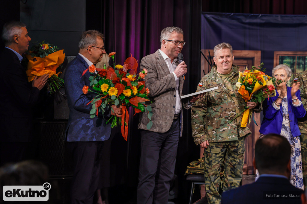 Premiera Damy czy huzary