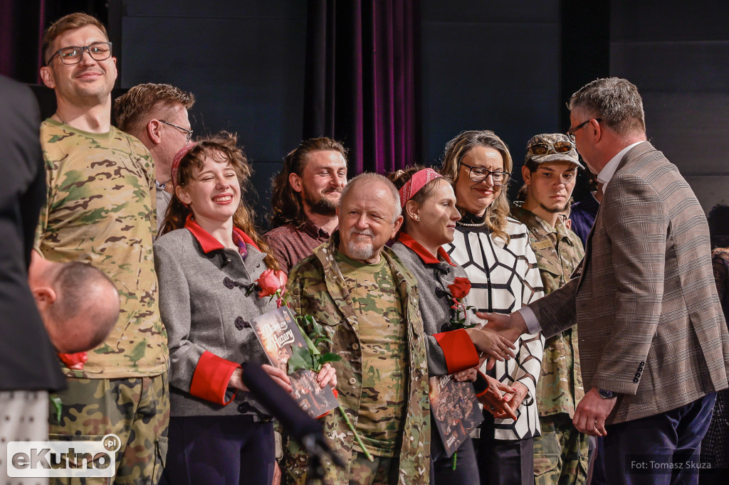 Premiera Damy czy huzary