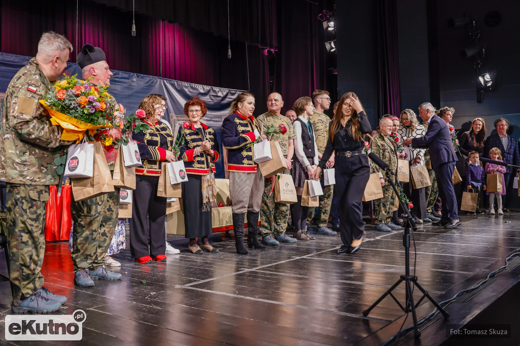 Premiera Damy czy huzary