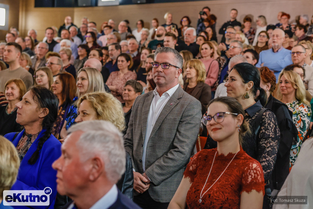 Premiera Damy czy huzary