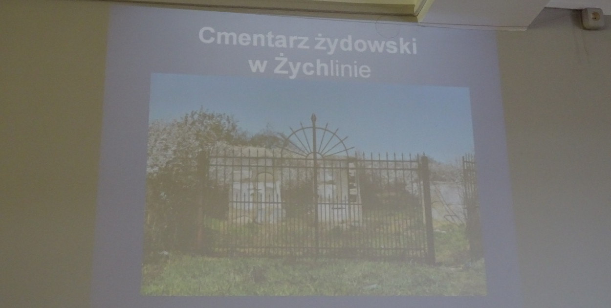 Uczniowie poznali historię cmentarza