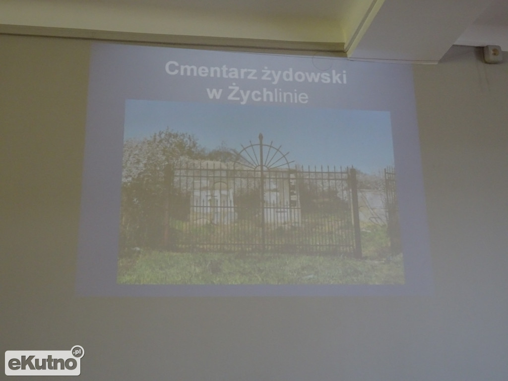 Uczniowie poznali historię cmentarza
