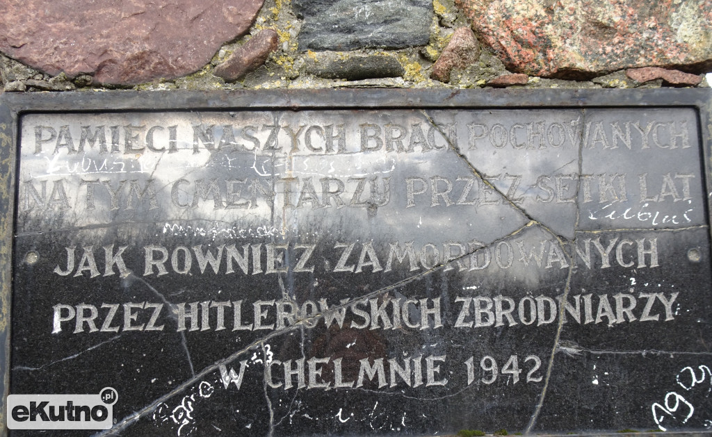 Uczniowie poznali historię cmentarza