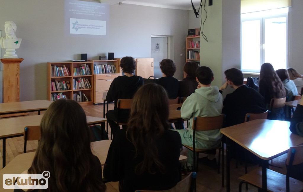 Uczniowie poznali historię cmentarza