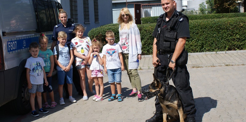 Dzieci z półkolonii w odwiedzinach u kutnowskich policjantów