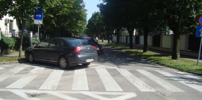 Czytelnicy pytają: Co z innymi parkingami przy pasach?