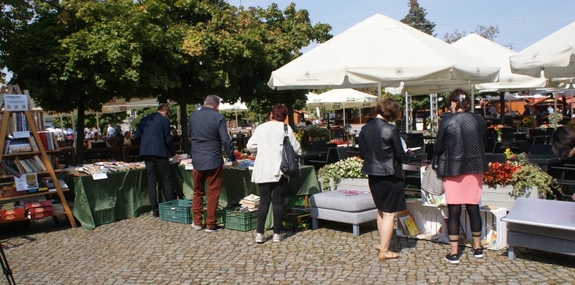 Różany bookcrossing. Kutnowska biblioteka zaprasza na plac