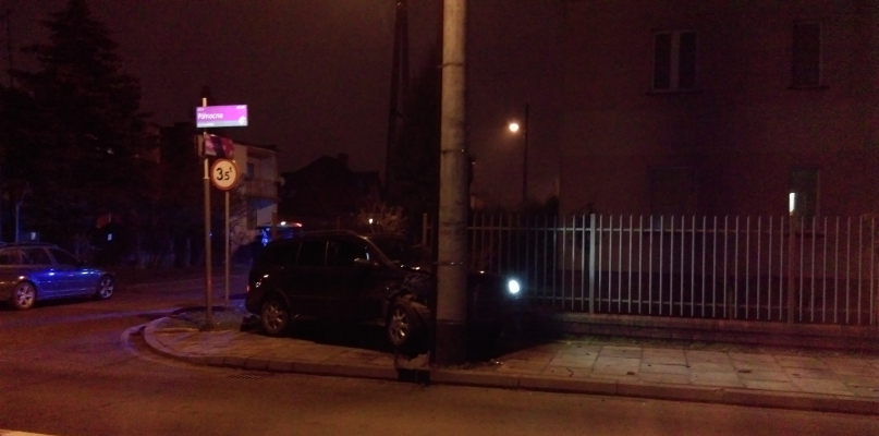 Opel zaklinował się między ogrodzeniem a słupem