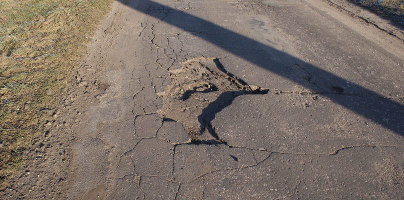 Zaniedbana droga w gminie Strzelce do powiatowego albumu