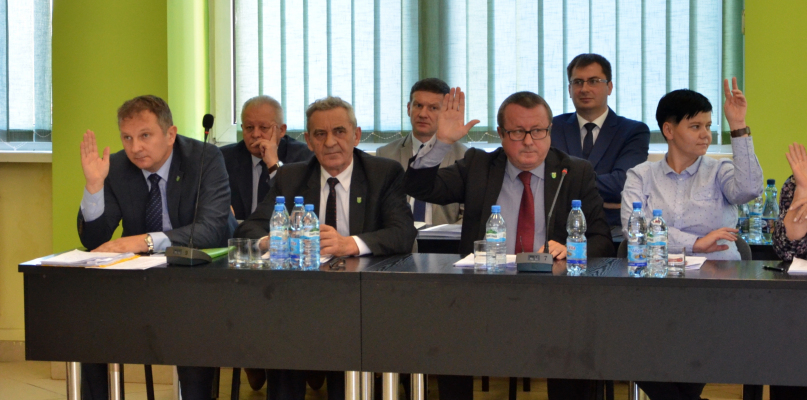 Jakie w samorządzie powiatowym mają pensje sekretarz i skarbnik? 