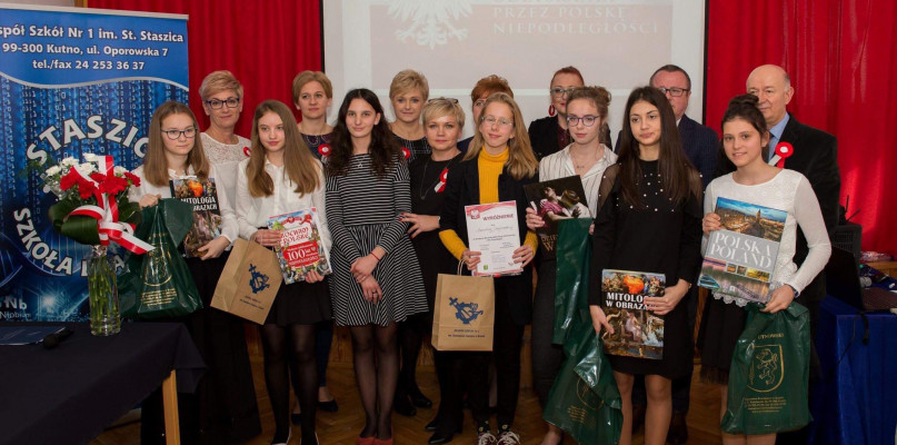 Młodzież szkół podstawowych recytowała ?Dla Niepodległej? w Staszicu